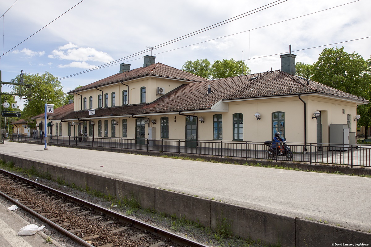 Anländ med tåg